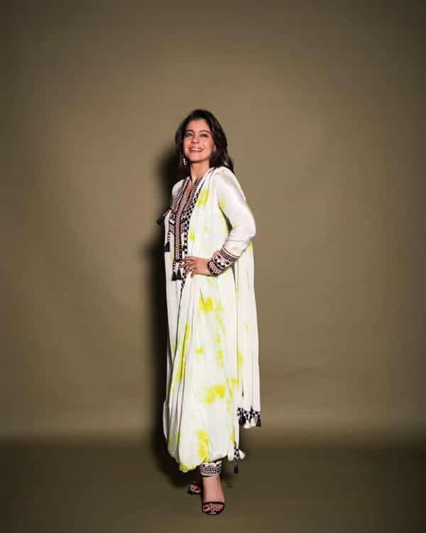 अभिनेत्री काजोल हिने स्वतःचे काही फोटो सोशल मीडियावर पोस्ट केले आहेत. चाहत्यांच्या संपर्कात राहण्यासाठी अभिनेत्री कायम स्वतःचे फोटो आणि व्हिडीओ पोस्ट करत असते.