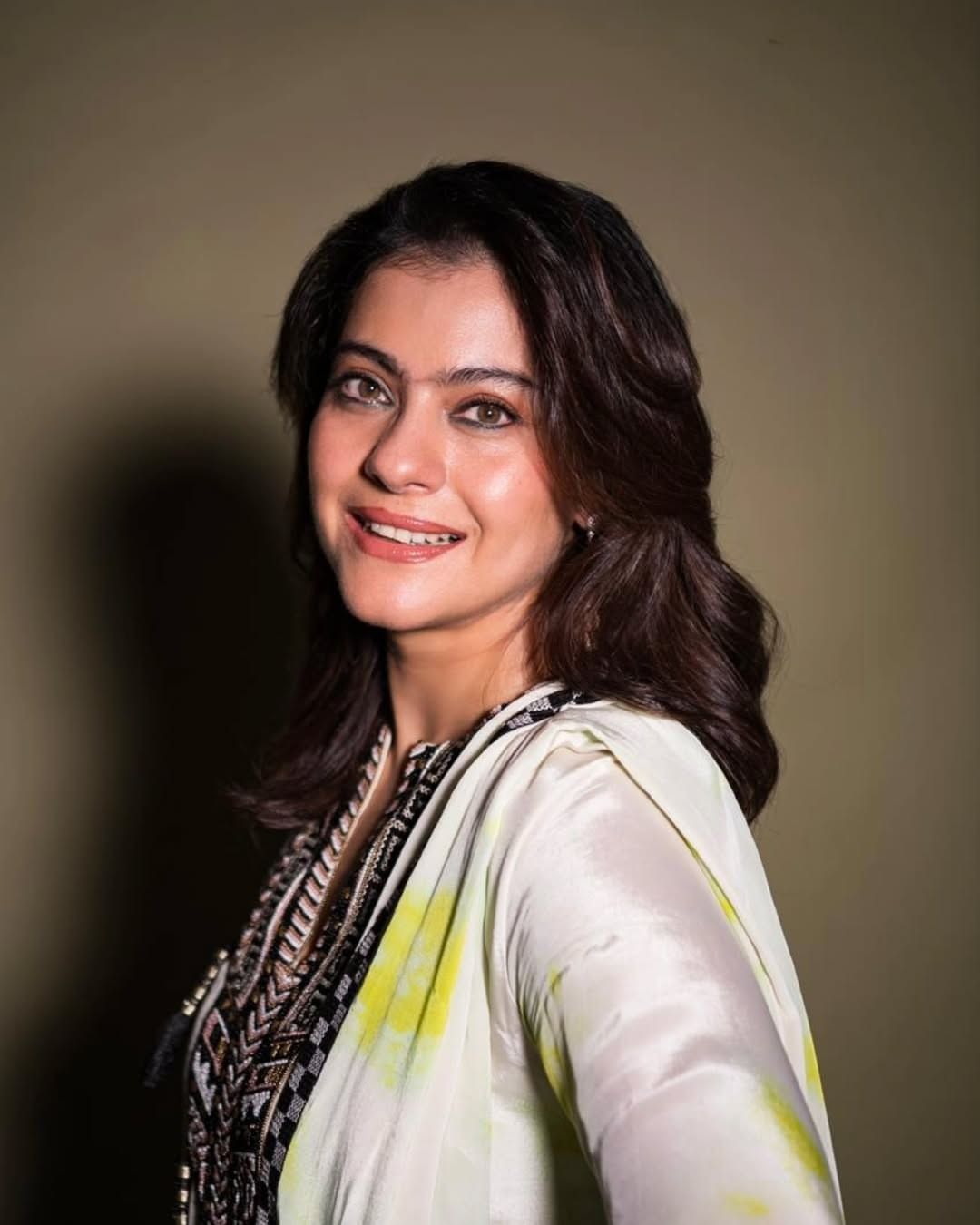 आता देखील अभिनेत्रीने काही फोटो पोस्ट केले आहे. सध्या सोशल मीडियावर काजोलच्या फोटोंची चर्चा रंगली आहे. तर अभिनेत्रीने फोटो पोस्ट करत दिलेल्या कॅप्शनने सर्वांचं लक्ष वेधलं आहे.