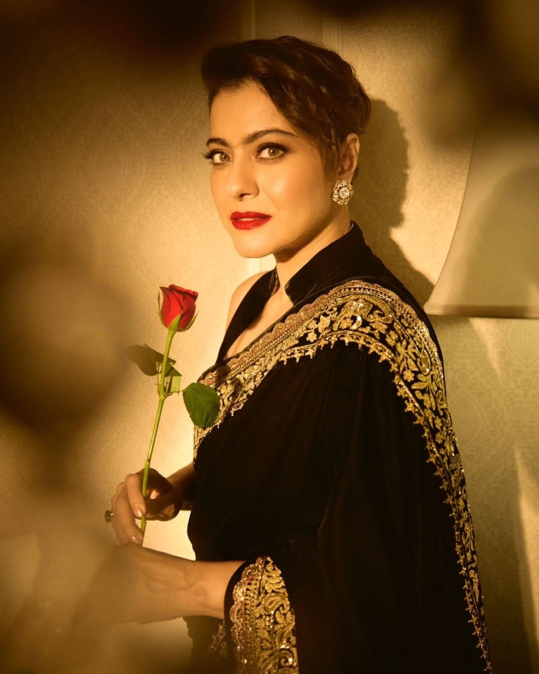 आजही चाहत्यांमध्ये अभिनेत्री काजोल हिची क्रेझ कायम आहे. अनेक सिनेमांमधून काजोल चाहत्यांच्या भेटीस आली आणि अभिनेत्रीने चाहत्यांच्या मनावर राज्य केलं. 