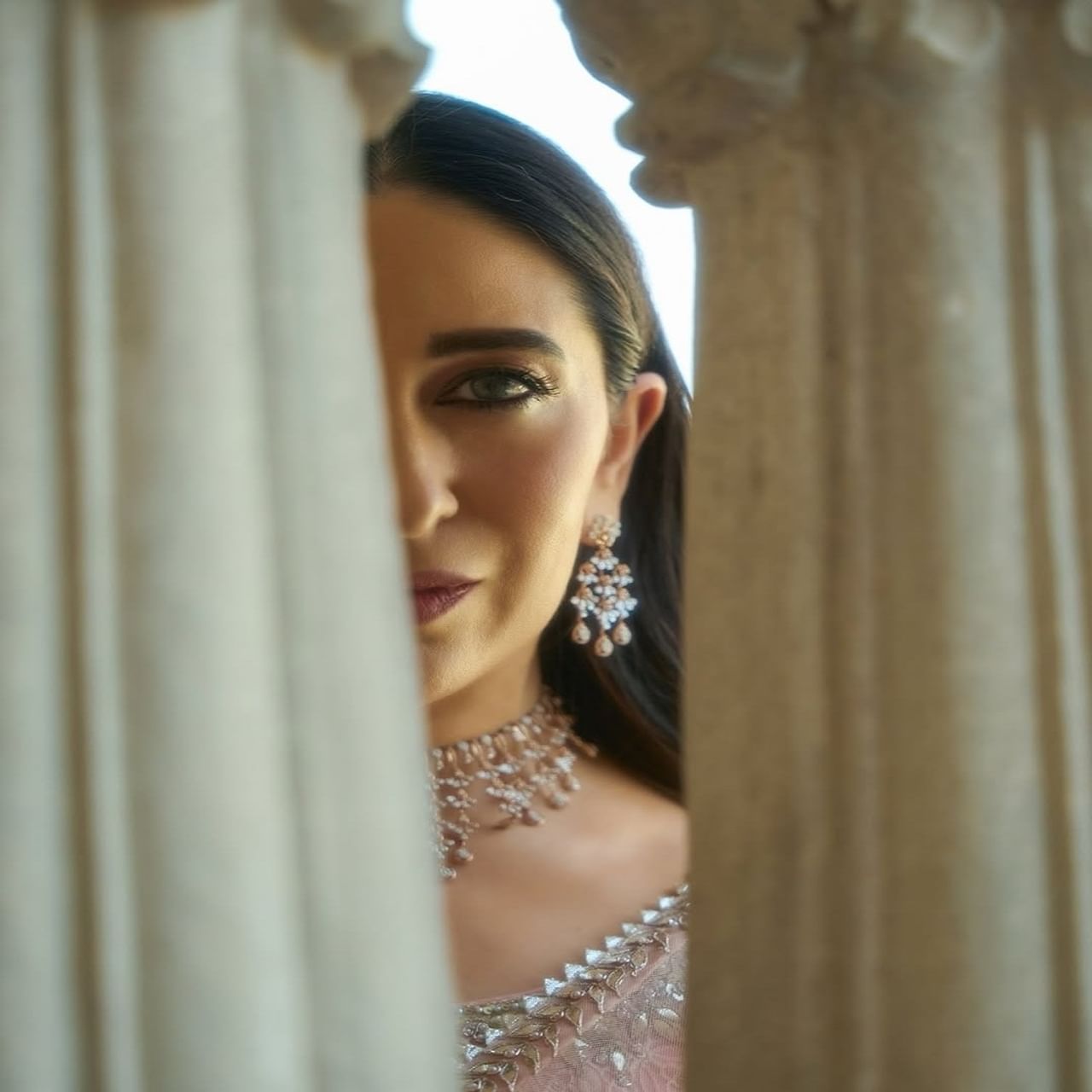 अभिनेत्री करिश्मा कपूर हिचं सौंदर्य वयाच्या 50 व्या वर्षी देखील कमी झालेलं नाही. आजही अभिनेत्री चाहत्यांना फॅशन गोल्स देत असते.