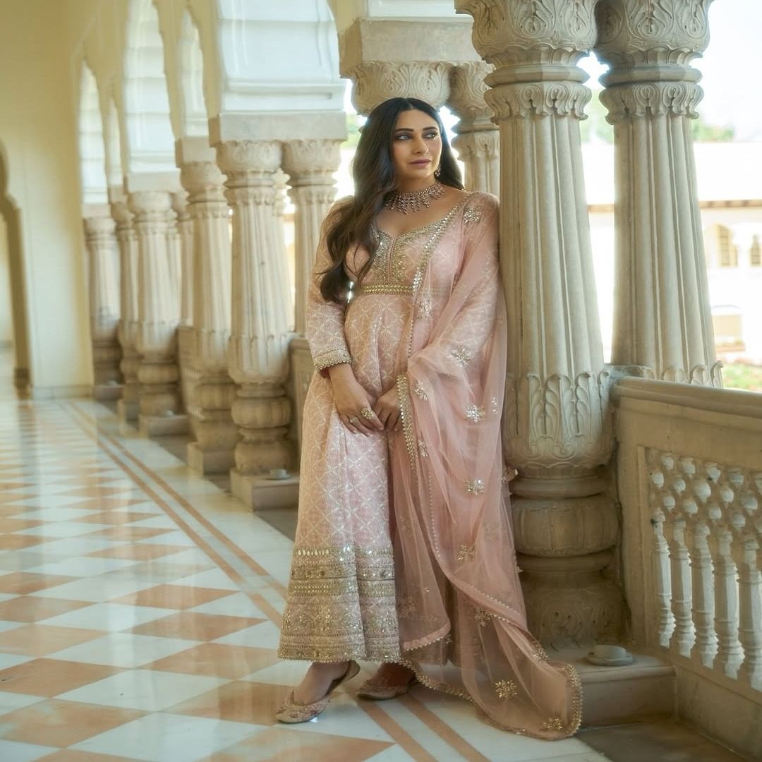 आता देखील करिश्माने स्वतःचे काही फोटो सोशल मीडियावर पोस्ट केले आहेत. चाहत्यांना देखील अभिनेत्रीचा लूक आवडला आहे.