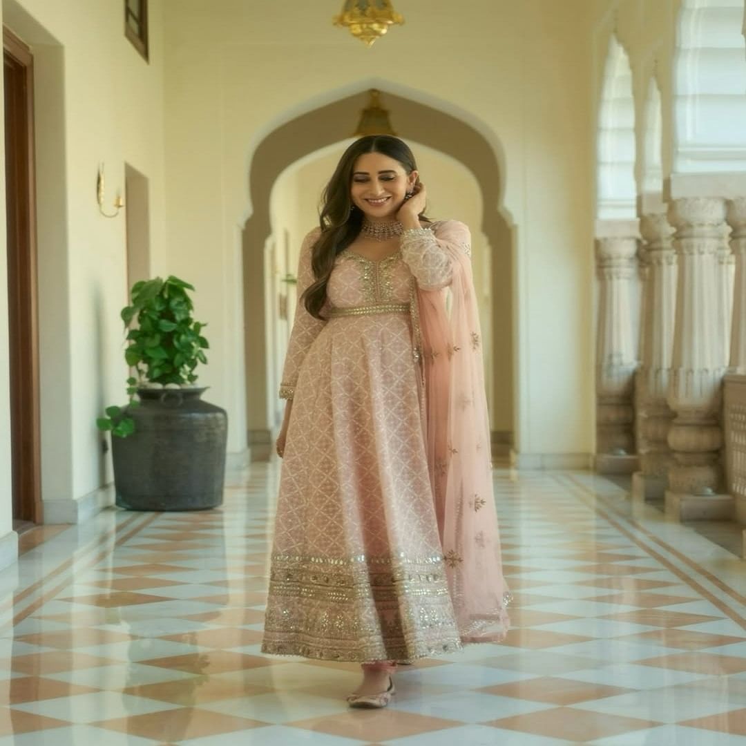 पांढऱ्या रंगाच्या ड्रेसमध्ये करिश्माचं सौंदर्य फुलून दिसत आहे. काही फोटोंमध्ये अभिनेत्री पोज देताना दिसत आहे.करिश्मा कायम सोशल मीडियावर फोटो पोस्ट करत असते.