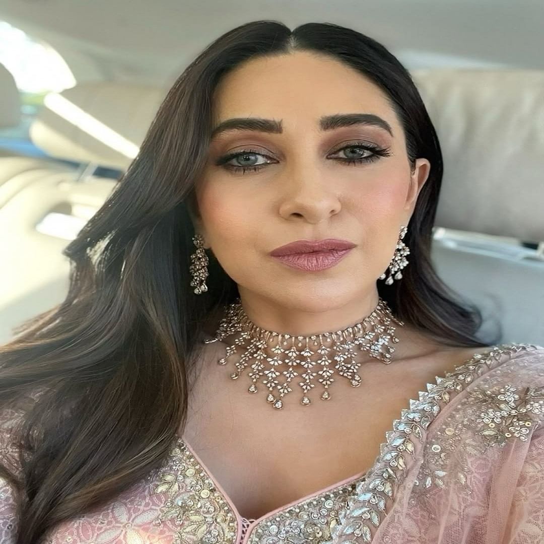 करिश्मा आता बॉलिवूडमध्ये सक्रिय नसली तरी सोशल मीडियावर कायम सक्रिय असते. सोशल मीडियावर तिच्या चाहत्यांची संख्या देखील मोठी आहे.