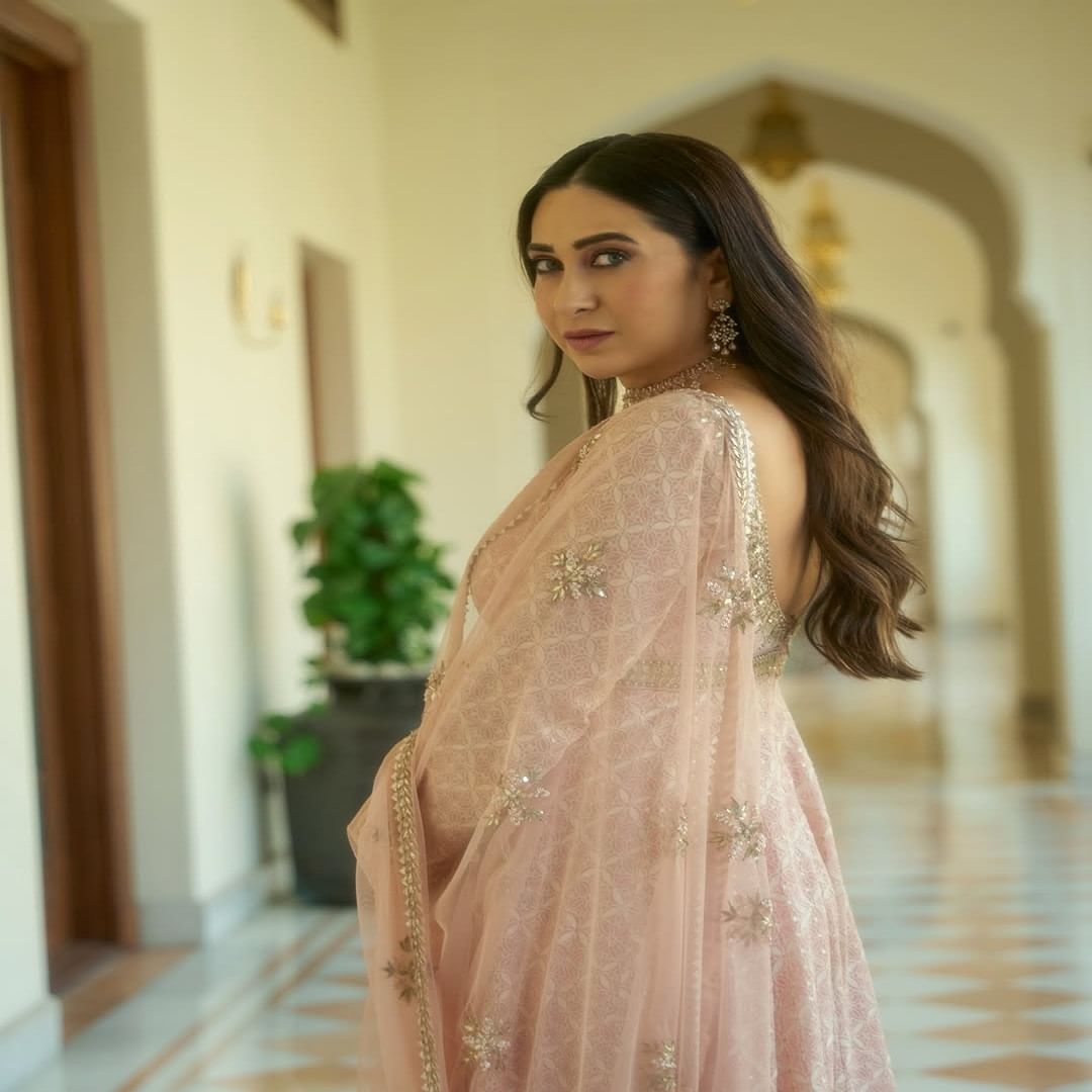 वयाच्या 50 व्या वर्षी देखील अभिनेत्रीचा बोल्डनेस कमी झालेला नाही. स्वतः फिट राहून अभिनेत्री चाहत्यांना देखील फिट राहण्याचं आवाहन करत असते.