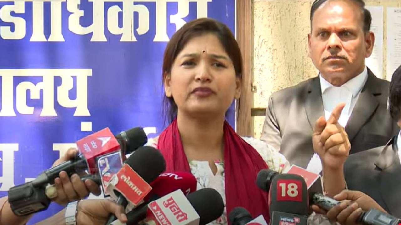 Karuna Sharma : 'हे लोकं दलाल जे मुंडेंना दारू अन् मुली पुरवतात', थेट नावंच घेत करूणा शर्मांचा गंभीर आरोप