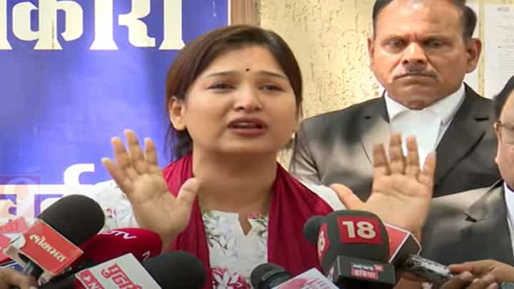 Karuna Sharma : 'त्याला मुंडेंकडून 20 कोटींची ऑफर, मला प्रेमात अडकवायचं आणि माझ्यासोबत...', करूणा शर्मांचा खळबळजनक आरोप Karuna Sharma : 'त्याला मुंडेंकडून 20 कोटींची ऑफर, मला प्रेमात अडकवायचं आणि माझ्यासोबत...', करूणा शर्मांचा खळबळजनक आरोप