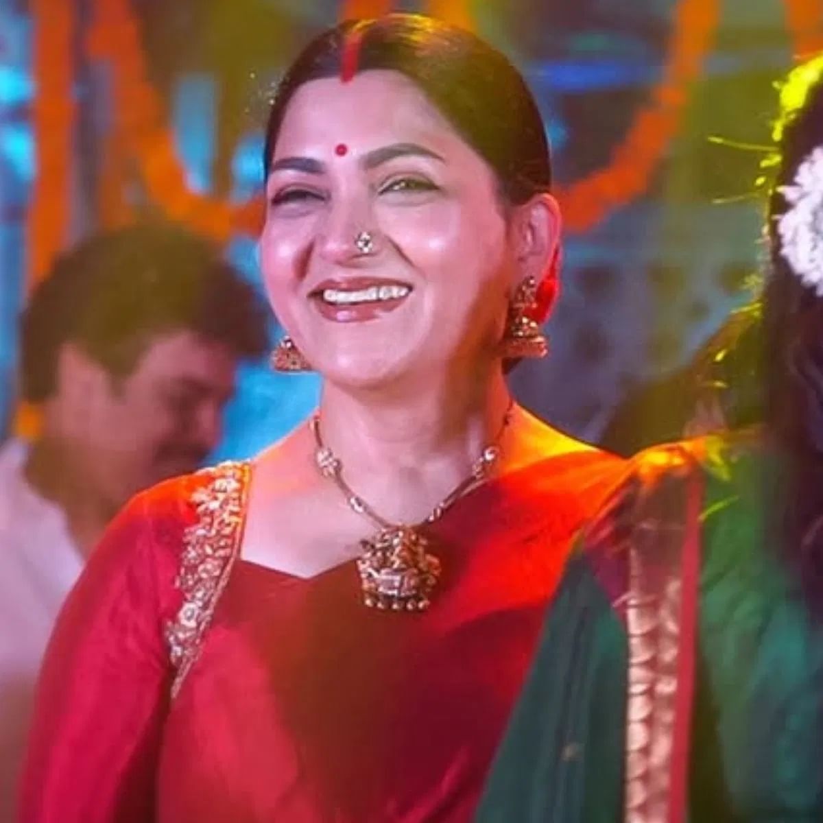 खुश्बू यांच्याबद्दल सांगायचं झालं तर, त्यांनी नखत खान म्हणून एका मुस्लीम कुटुंबात जन्म घेतला. सुरुवातीच्या दिवसांमध्ये त्यांनी अनेक संकटांचा सामना केला. ज्यासाठी जबाबदार स्वतः अभिनेत्रीचे वडील होते.