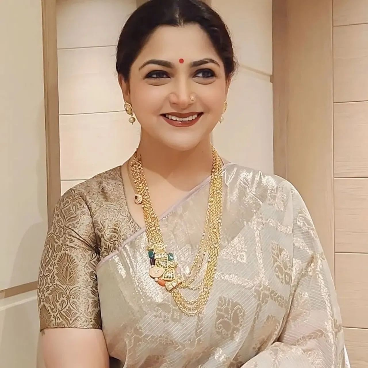 एका मुलाखतीत खुश्बू यांनी धक्कादायक खुलासा केला. वयाच्या 8 व्या वर्षी अभिनेत्रीच्या वडिलांना तिच्यासोबत वाईट कृत्य केलं. वयाच्या 15 व्या वर्षी तिने या गुन्ह्याविरुद्ध आणि तिच्या वडिलांविरुद्ध आवाज उठवला.