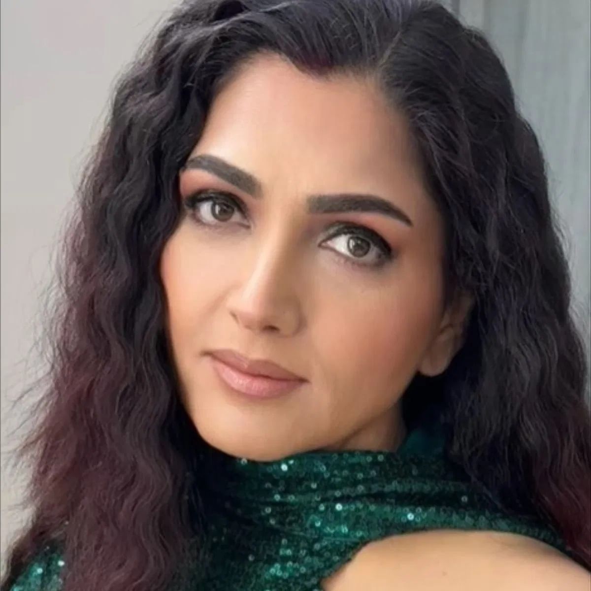 अभिनेत्रीने असेही सांगितले आहे की, तिच्या वडिलांचे वर्तन खूप अपमानास्पद होते. अभिनेत्रीचे वडील आईसह कुटुंबातील सर्वांना मारझोड करायचे. अभिनेत्रीच्या वडिलांनीही तिला सेटवर अनेकदा मारहाण केली आहे.