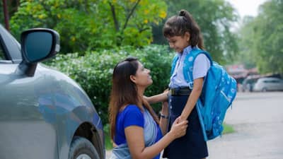 उन्हाळ्यात उष्णतेचा पारा वाढल्याने शाळेत जाणाऱ्या मुलांची अशी घ्या काळजी