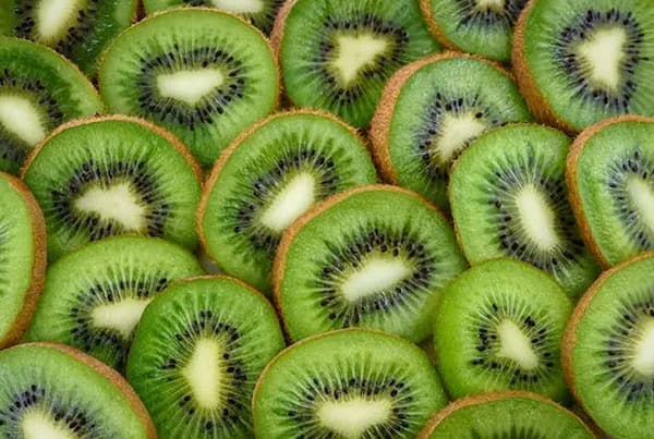 Kiwi Health Benefits: किवी खाण्याची योग्य पद्धत तुम्हाला माहिती आहे का? आरोग्य तज्ञांकडून जाणून घ्या...