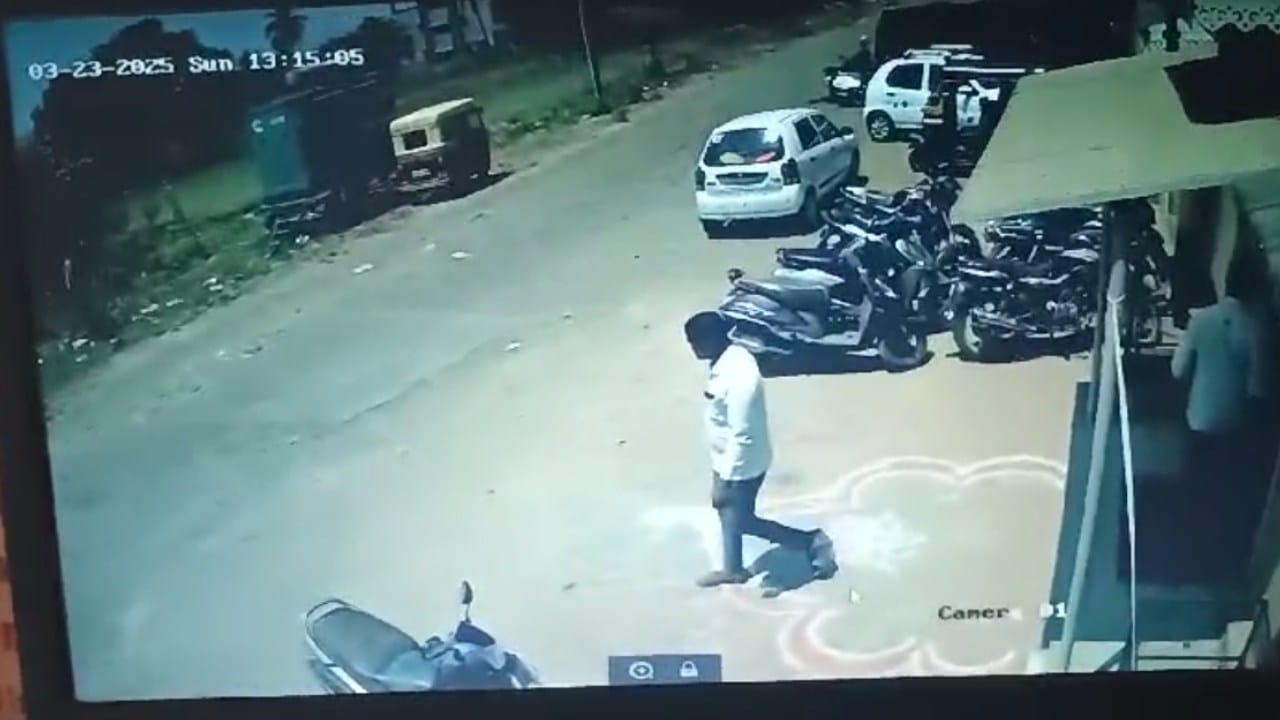 या घटनेमुळे लग्नसमारंभात येणाऱ्या अनोळखी आणि संशयास्पद व्यक्तींपासून सावध राहण्याचे आवाहन पोलिसांनी केले आहे.