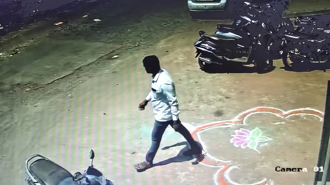 त्याची चोरी करण्याची पद्धत इतकी अनोखी होती की यामुळे तो अनेक दिवसांपासून पोलिसांना गुंगारा देत होता. अखेर कोल्हापूर पोलिसांनी मोठ्या हुशारीने त्याच्या मुसक्या आवळल्या.