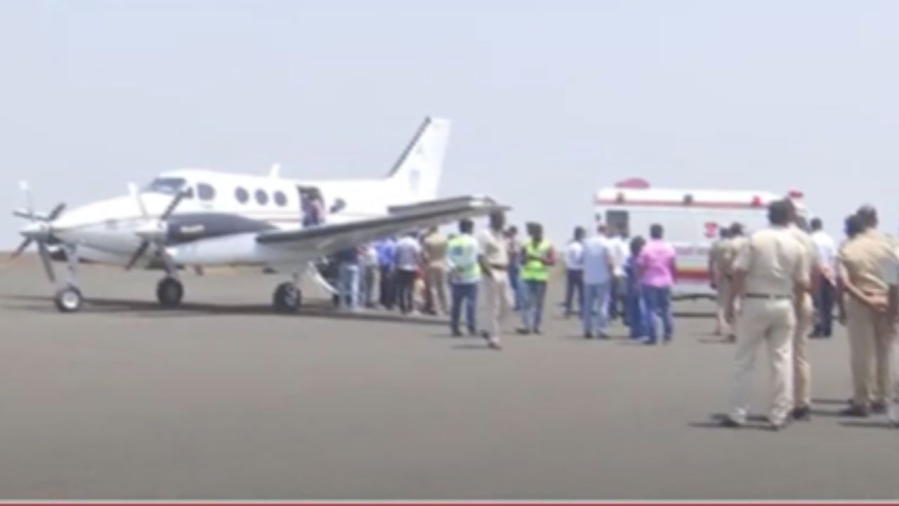 Latur News : लातूर मनपा आयुक्तांनी स्वत:वर गोळी झाडल्याचे प्रकरण; मनोहरेंना एअर अॅम्ब्यूलन्सने मुंबईत आणणार Latur News : लातूर मनपा आयुक्तांनी स्वत:वर गोळी झाडल्याचे प्रकरण; मनोहरेंना एअर अॅम्ब्यूलन्सने मुंबईत आणणार