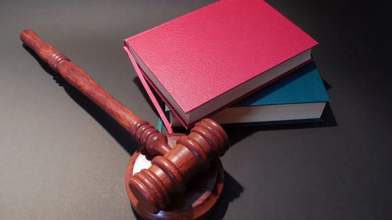  अशाच एका खटल्याची सुनावणी करताना केरळ उच्च न्यायालयाने निर्णय दिला की, जावयाचा त्याच्या सासरच्या मालमत्तेवर कोणताही अधिकार नाही. जरी त्यांनी घर बांधण्यासाठी पैसे दिले असले तरी. न्यायालयाने दिलेल्या निर्णयानुसार, मुलीच्या पतीला सासरच्या घरात फक्त तोपर्यंतच हक्क आहे जोपर्यंत सासरे त्याला परवानगी देतात. या प्रकरणात न्यायालयाने स्पष्ट केले की, जावई लग्नानंतर कुटुंबाचा सदस्य झाला तरी सासऱ्यांच्या संपत्तीवर दावा करू शकत नाही.