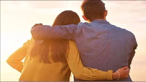 लग्नापूर्वी बॉयफ्रेंडच्या घरी गेली तरुणी; होणाऱ्या सासऱ्याला पाहाताच प्रचंड हादरली