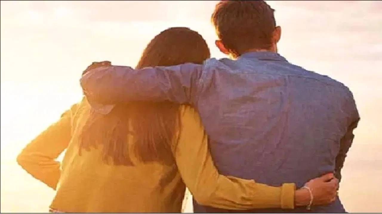 लग्नापूर्वी बॉयफ्रेंडच्या घरी गेली तरुणी; होणाऱ्या सासऱ्याला पाहाताच प्रचंड हादरली लग्नापूर्वी बॉयफ्रेंडच्या घरी गेली तरुणी; होणाऱ्या सासऱ्याला पाहाताच प्रचंड हादरली