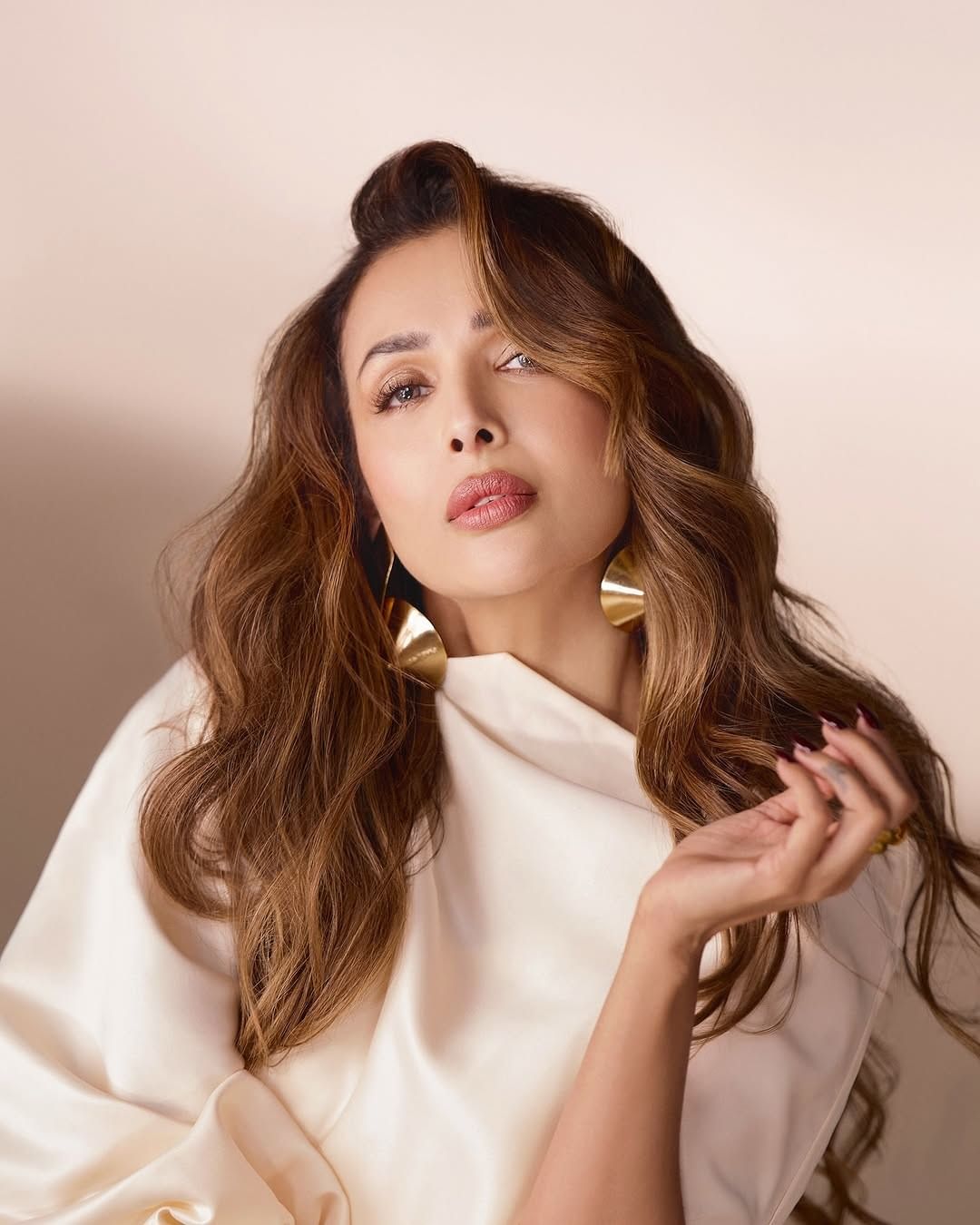 पांढऱ्या ड्रेसमध्ये अभिनेत्रीने फोटोशूट करत फोटो पोस्ट केले आहेत. सध्या सर्वत्र फक्त आणि फक्त मलायकाच्या फोटोशूटची चर्चा रंगली आहे.