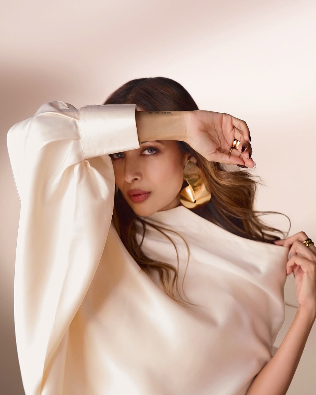 मलायका सोशल मीडियावर कायम सक्रिय असते. सोशल मीडियावर मलायका चाहत्यांच्या संपर्कात राहण्यासाठी कायम स्वतःचे फोटो आणि व्हिडीओ पोस्ट करत असते.