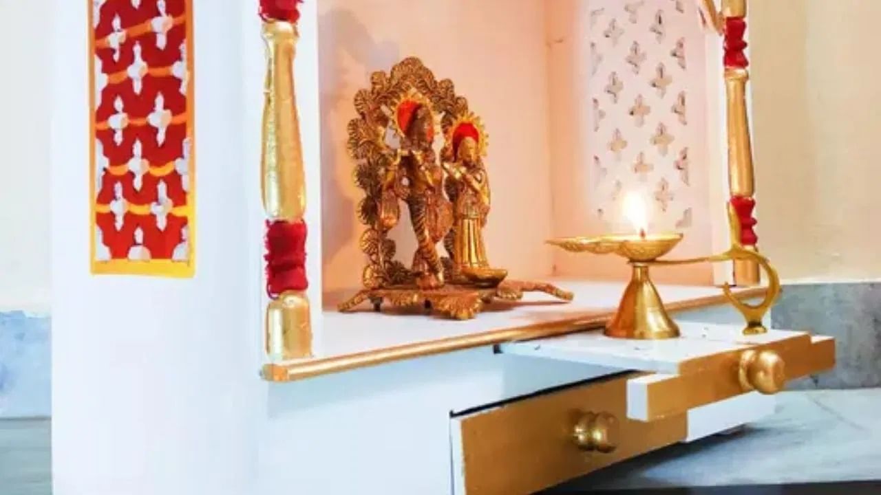 जर ते दुसऱ्या ठिकाणी हलवणे शक्य नसेल, तर जुन्या मंदिरातील सर्व देवी-देवतांच्या मूर्ती काढून टाकण्यापूर्वी नवीन मंदिरात पुजाऱ्याने मंत्रांच्या जपाने या सर्व शक्तींचा विधीपूर्वक अभिषेक करणे आवश्यक आहे.