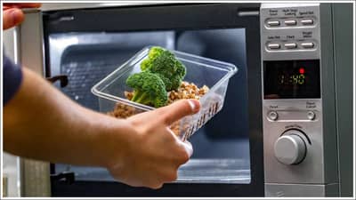 मायक्रोवेव्हमध्ये ओव्हनमध्ये अन्न गरम होतं, मग भांडी का नाही? हे जाणून घ्या!