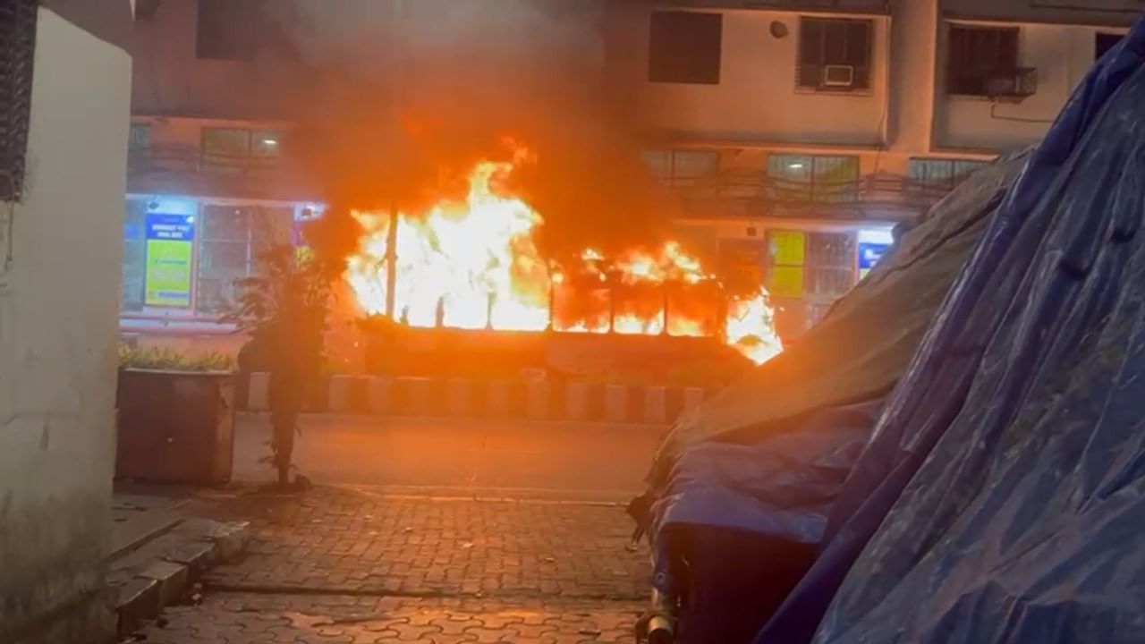 मिळालेल्या माहितीनुसार, ही बस जे मेहता मार्गाकडे जाणारी होती. चर्चगेट रेल्वे स्थानकाच्या प्लॅटफॉर्म क्रमांक ४ बाहेर थांबलेली असताना अचानक तिला पेट घेतला. आगीच्या धुरामुळे प्रवाशांमध्ये एकच धावपळ झाली.