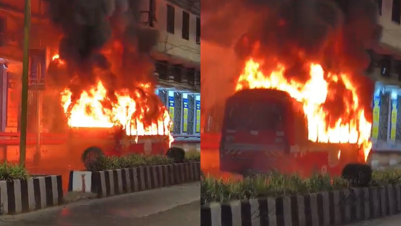 चर्चगेट रेल्वे स्थानकाबाहेर बेस्टच्या बसला आग लागल्याने एकच खळबळ उडाली. या घटनेमुळे प्रवाशांमध्ये भीतीचे वातावरण निर्माण झाले.