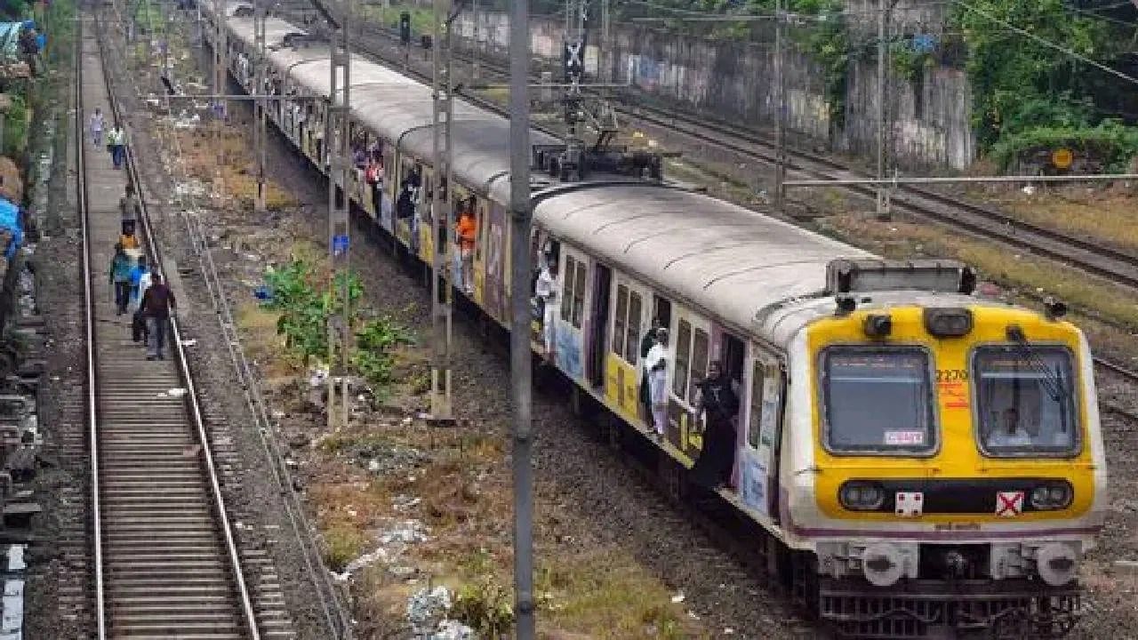 मध्य रेल्वेच्या लोकल 15 ते 20 मिनिटे जागीच थांबल्या, उल्हासनगरमध्ये काय घडले?