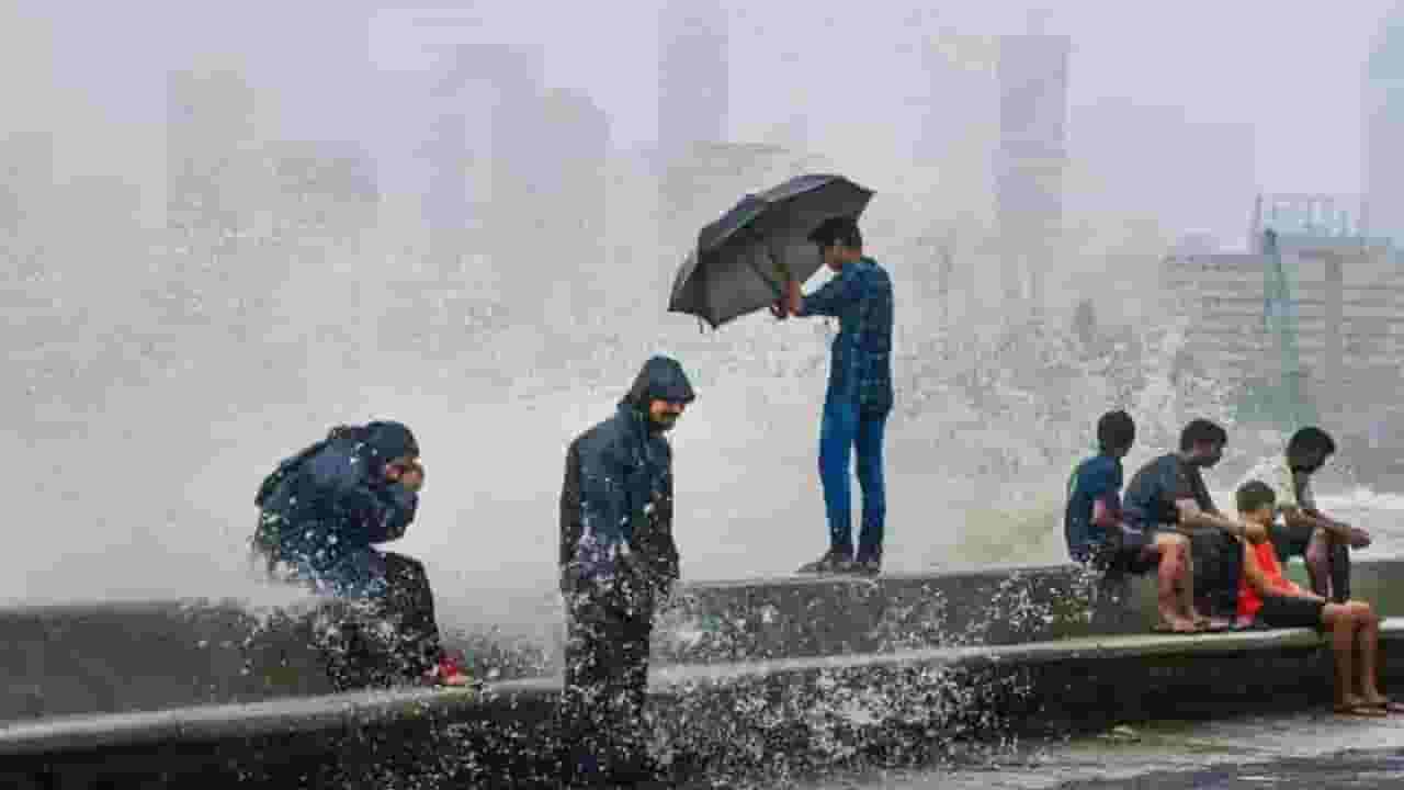Mumbai Weather Update : मुंबईत सकाळपासून रिमझिम, ढगाळ वातावरण... पुढील 5 दिवस धोक्याचे? IMD चा इशारा काय? Mumbai Weather Update : मुंबईत सकाळपासून रिमझिम, ढगाळ वातावरण... पुढील 5 दिवस धोक्याचे? IMD चा इशारा काय?