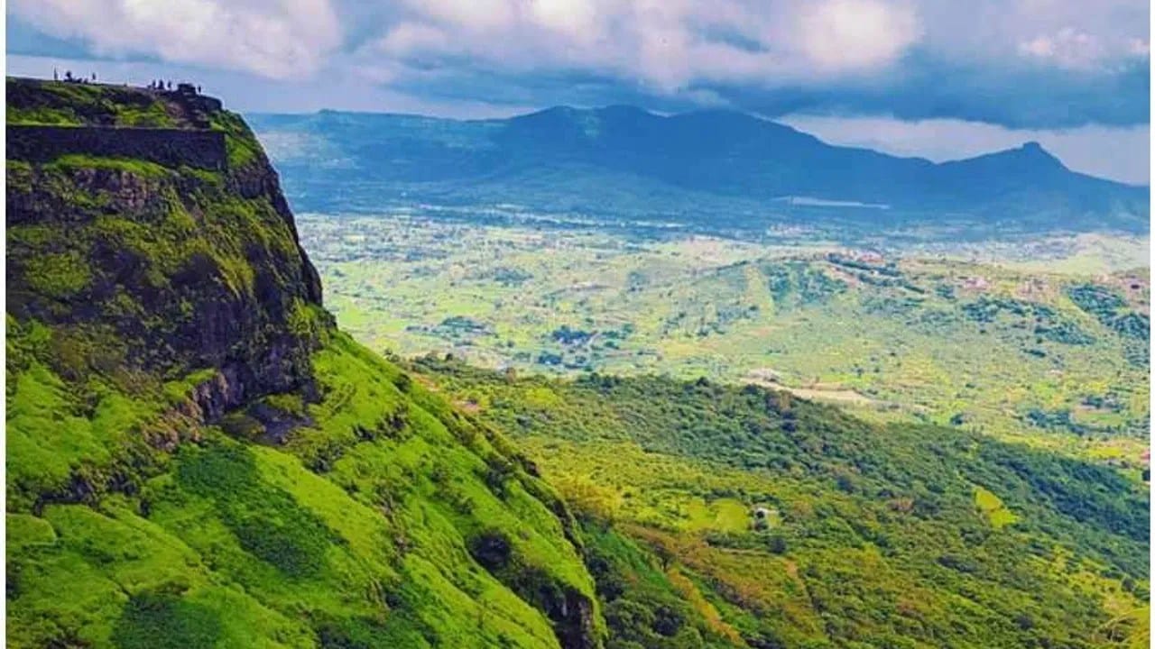 जर तुम्ही मुंबईत राहत असाल तर तुमच्या आजूबाजूला अनेक मनमोहक हिल स्टेशन्स आहे, ज्या ठिकाणी तुम्हाला अगदी सहज पोहोचता येते. विशेष म्हणजे या ठिकाणी असलेले नैसर्गिक सौंदर्य आणि शांत वातावरणामुळे तुमचे मन देखील शांत होतं.