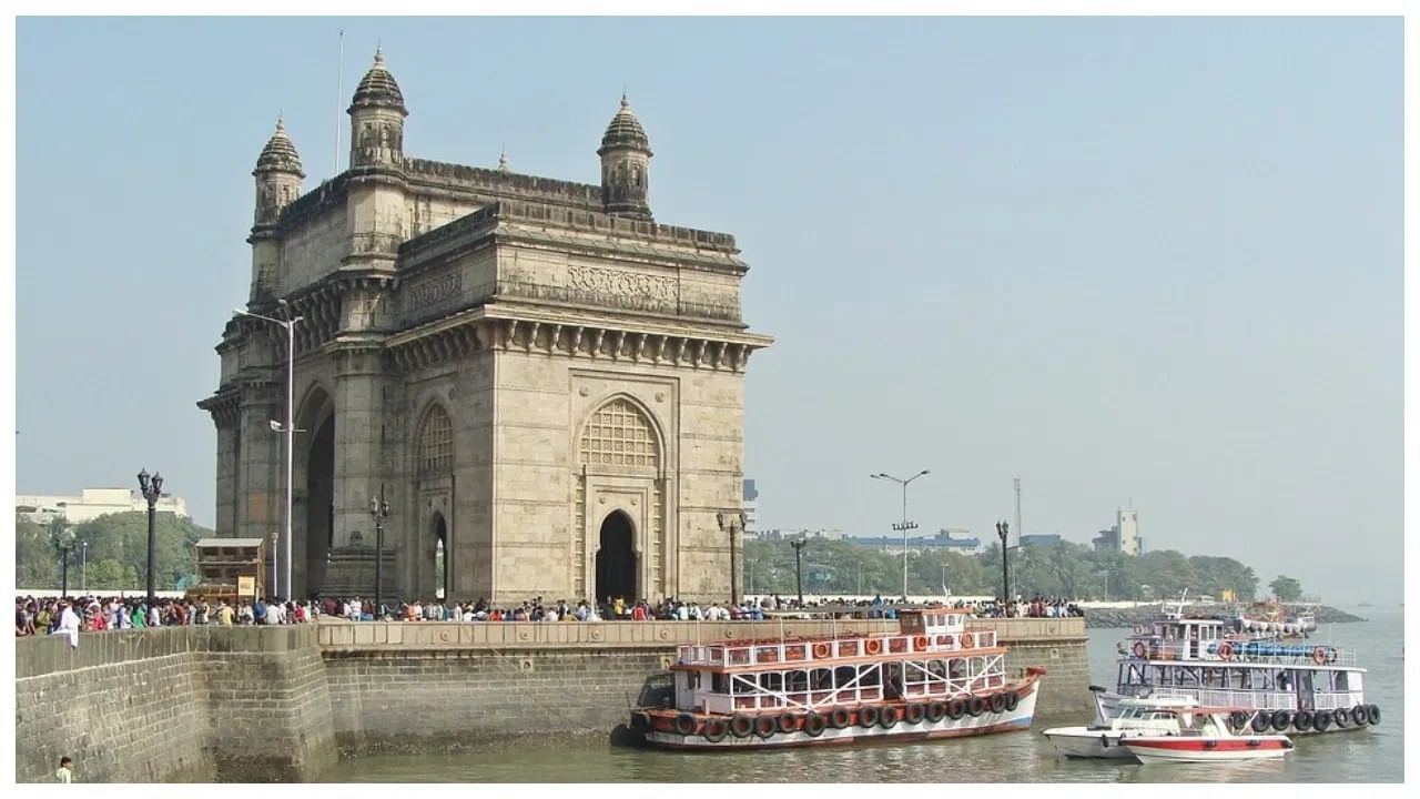 आपल्याला अनेकदा बाहेर फिरायला, भटकायला प्रचंड आवडतं. मुंबईतील गजबजाटापासून दूर, शांत आणि निसर्गरम्य ठिकाणी सुट्ट्या घालवायला अनेकांना आवडतं. पण नेमकं कुठे जायचं हे ऐनवेळी सुचत नाही.