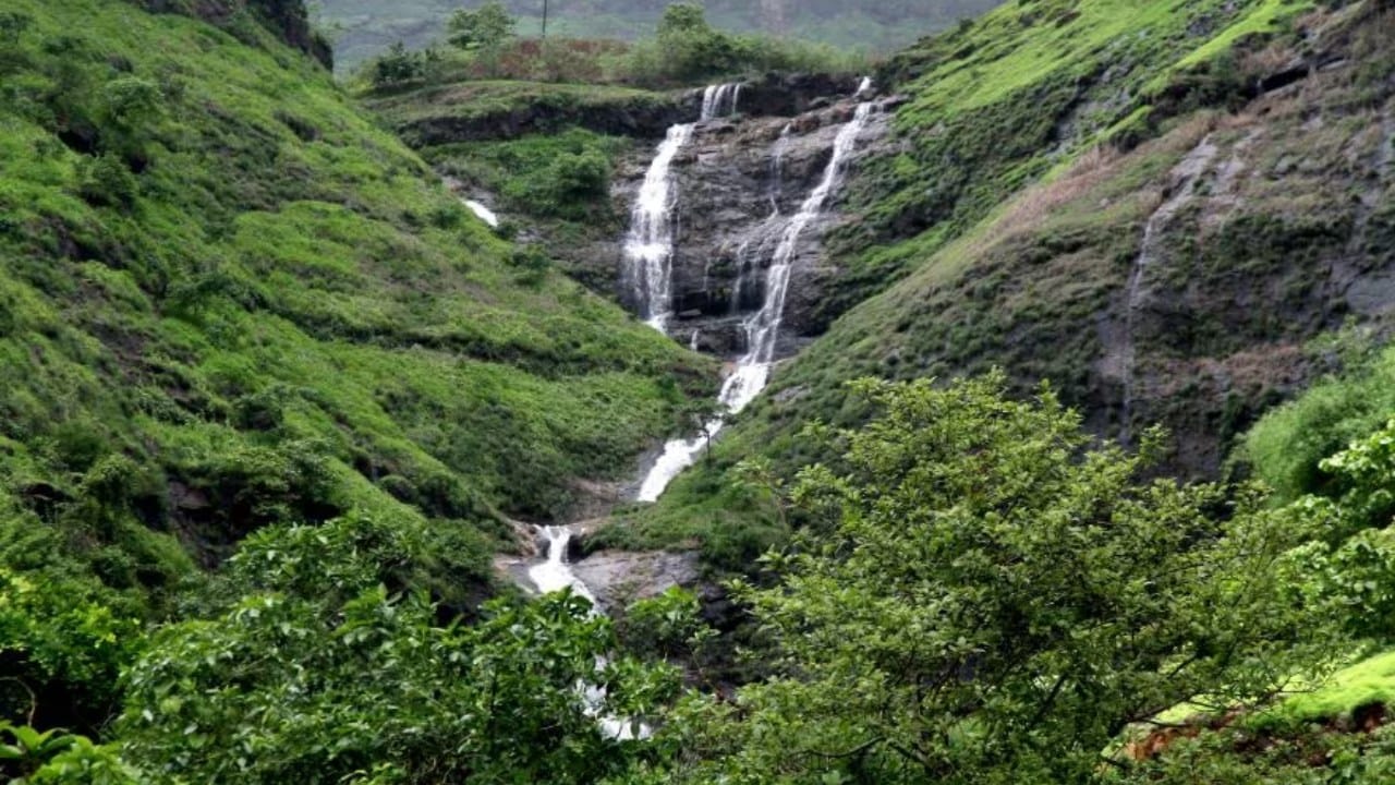 महाराष्ट्रामधील रायगड जिल्ह्यात असलेले कर्जत शहर मुंबईपासून सुमारे ६५ किलोमीटर अंतरावर आहे. याठिकाणी शांत वातावरण, सुंदर डोंगररांगा पाहून तुमचे मन प्रसन्न होते. या ठिकाणी तुम्हाला ट्रेकिंग, रॅपलिंग, रिव्हर राफ्टिंग आणि व्हॅली क्रॉसिंग यांसारख्या अनेक साहसी ॲक्टिव्हिटी करता येतात.