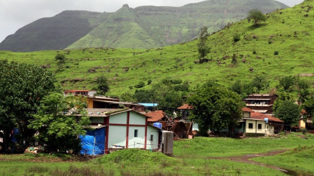 कर्जतमध्ये तुम्ही उल्हास व्हॅली, भोर घाट, कोंडाणा गुंफा, पेठ किल्ला यांसारख्या अनेक ठिकाणांना भेट देऊ शकता. मुंबईहून कर्जतला पोहण्यासाठी फक्त १ ते २ तास लागतात.