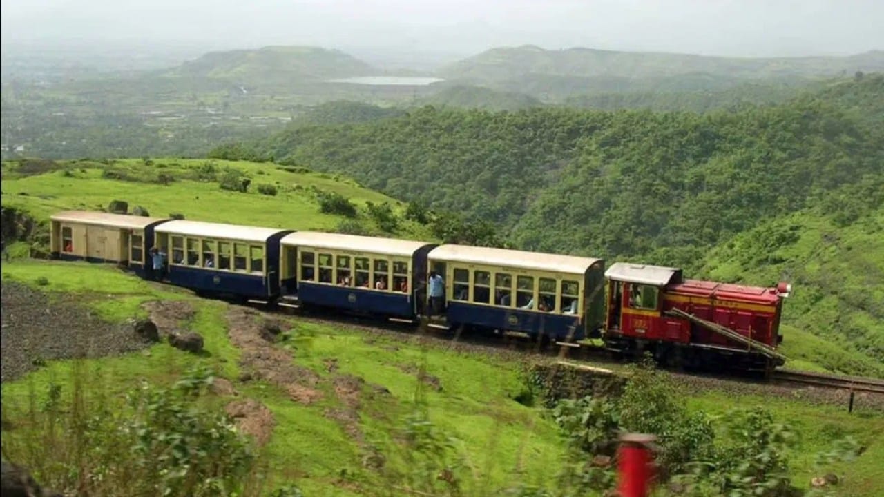 मुंबईच्या सर्वात जवळच्या हिल स्टेशन्समध्ये माथेरानचा समावेश होतो. या ठिकाणी ३३ व्ह्यू पॉईंट्स आहेत. यात पॅनोरामा पॉईंट, सनसेट पॉईंट, लुईसा पॉईंट, हार्ट पॉईंट हे पर्यटकांमध्ये प्रसिद्ध आहेत. याठिकाणी जाण्यासाठी तुम्हाला साधारण २ ते ३ तास लागतात.