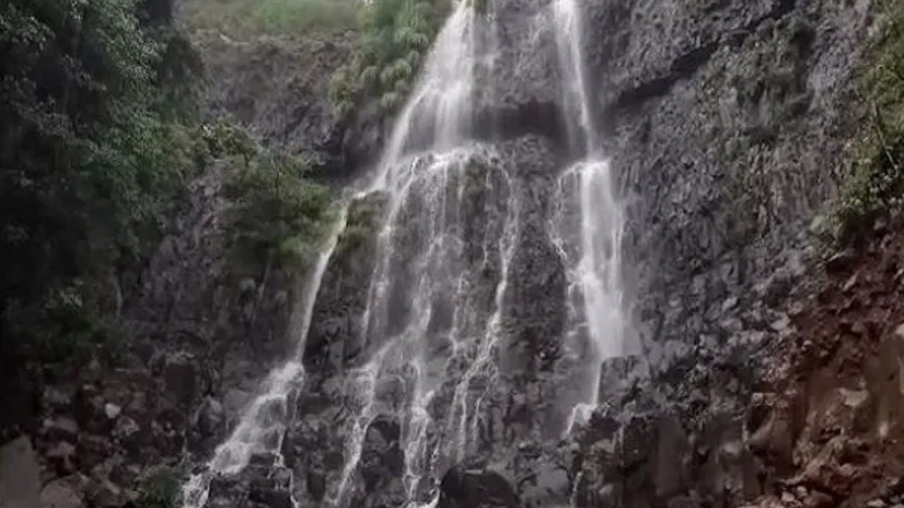 आंबोली हे महाराष्ट्रातील सिंधुदुर्ग जिल्ह्यात असलेले एक गाव आहे. हे ठिकाण धबधबे आणि हिरव्यागार डोंगरांसाठी ओळखले जाते. येथील हवामान फारच सुखद असते. जर तुम्हाला फोटोग्राफीची आवड असेल, तर तुम्ही नक्कीच येथे भेट देऊ शकता. आंबोलीत तुम्हाला गावकर धबधबा, माधवगड किल्ला, महादेव गड, सनसेट पॉईंट यांसारख्या जागांना भेट देता येईल.