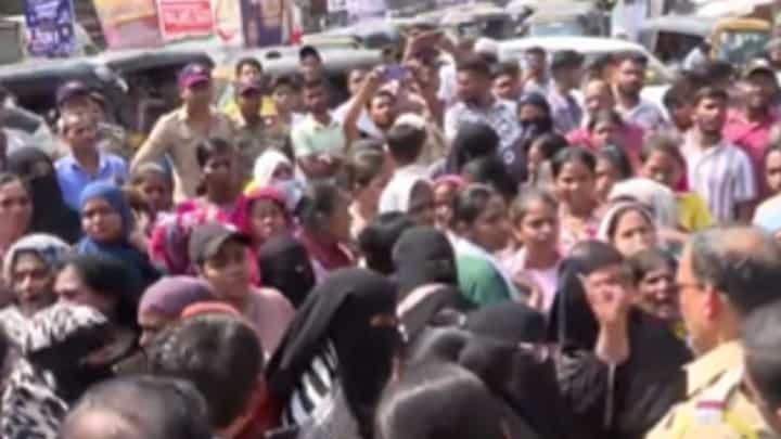 Mumbra Crime News : चिमुकलीवर अत्याचार आणि हत्या प्रकरणी स्थानिक पुन्हा आक्रमक Mumbra Crime News : चिमुकलीवर अत्याचार आणि हत्या प्रकरणी स्थानिक पुन्हा आक्रमक