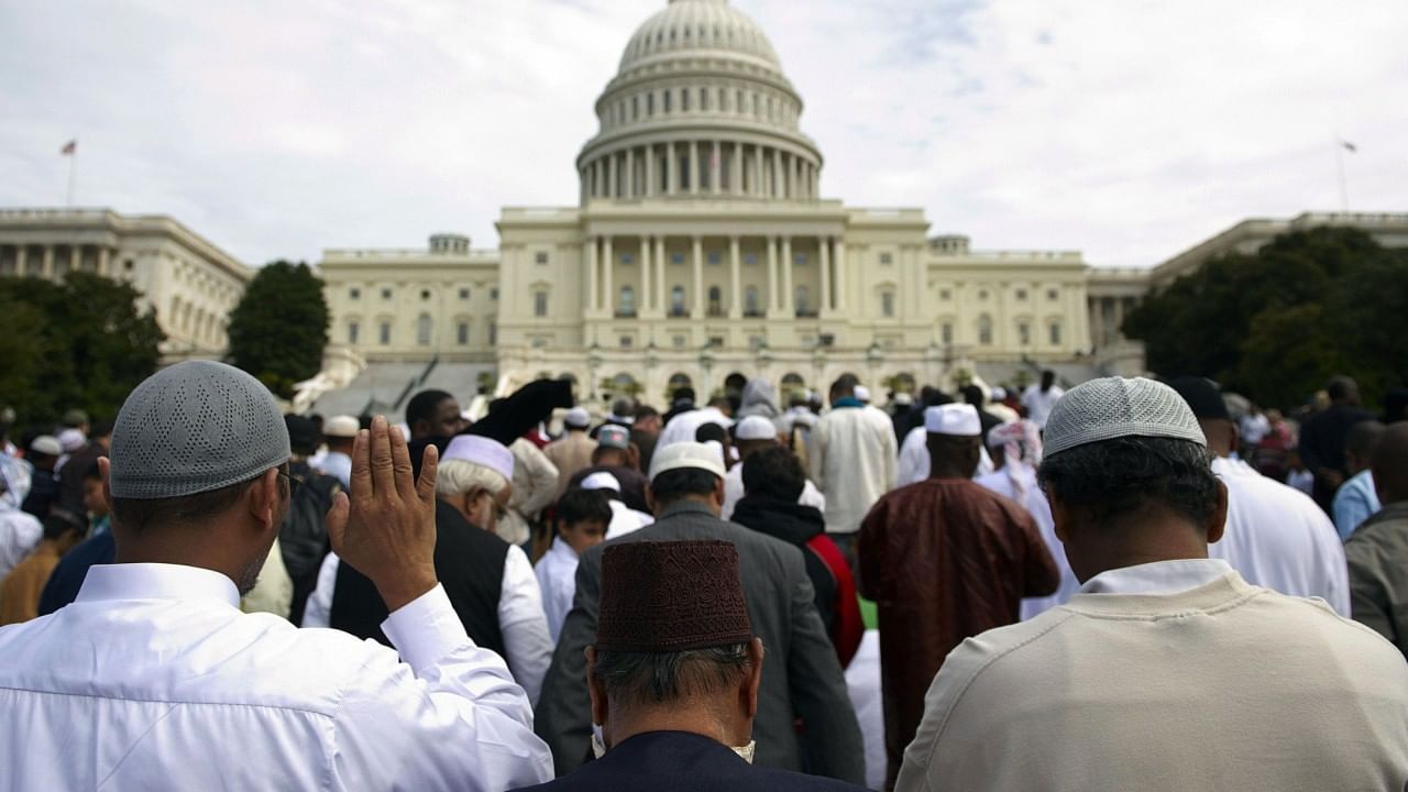 अमेरिकेत येत्या १५ वर्षांत मुस्लीमांची भाऊगर्दी, ख्रिश्चनांची लोकसंख्या कमी होणार? धक्कादायक अहवाल अमेरिकेत येत्या १५ वर्षांत मुस्लीमांची भाऊगर्दी, ख्रिश्चनांची लोकसंख्या कमी होणार? धक्कादायक अहवाल