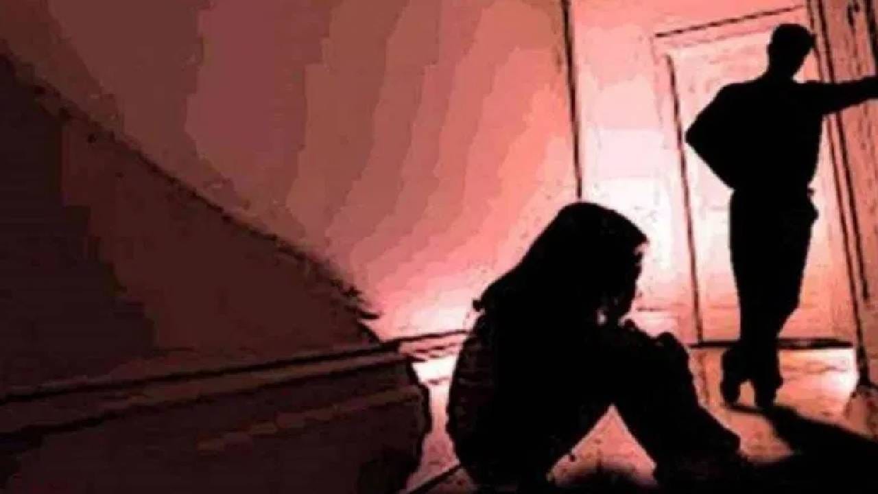 बाबुराव तुपेकर असं आरोपी उपसरपंचाचे नाव आहे. वर्षभरापूर्वी एका गावातील अल्पवयीन मुलीला गुंगीच्या गोळ्या देण्यात आल्या होत्या. गुंगीच्या गोळ्या देऊन त्या मुलीवर उपसरपंचाने अत्याचार केला होता.