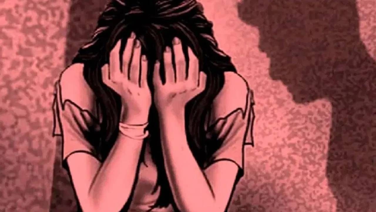 नांदेड जिल्ह्यातील तामसा पोलीस ठाणे हद्दीत एक धक्कादायक घटना घडली आहे. येथे एका गावात 55 वर्षीय उपसरपंचाने अल्पवयीन मुलीवर अत्याचार केल्याचा संतापजनक प्रकार समोर आला आहे.