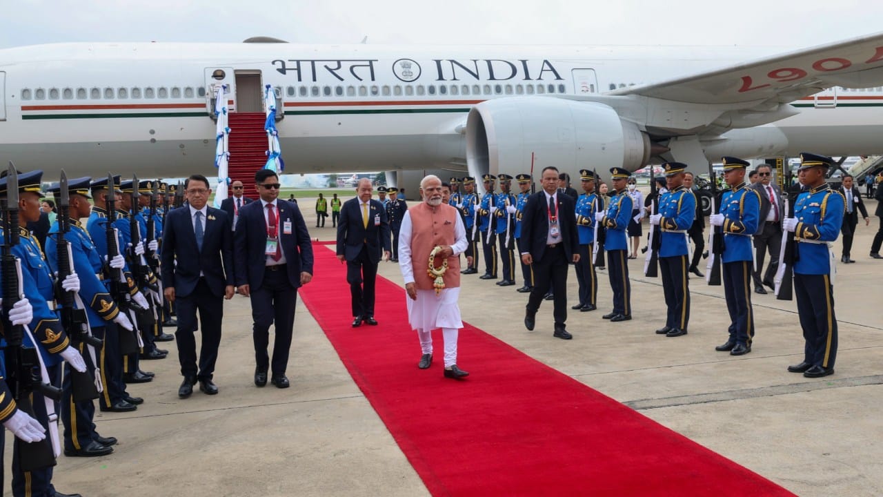 पंतप्रधान नरेंद्र मोदी हे सध्या थायलंड दौऱ्यावर आहोत. दोन दिवसांच्या या दौऱ्यासाठी थायलंडमधील अधिकारी आणि तेथे असलेल्या भारतीय समुदायाने त्यांचे जोरदार स्वागत केले.