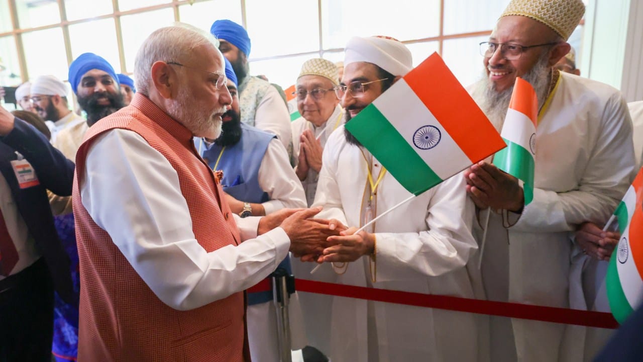  पंतप्रधान नरेंद्र मोदी थायलंडमधील प्रमुख मंदिरांपैकी एक असलेल्या 'वाट फो'ला भेट देणार आहेत. हे मंदिर झुकलेल्या बुद्धीच्या विशालकाय मूर्तीसाठी जगभर प्रसिद्ध आहे.