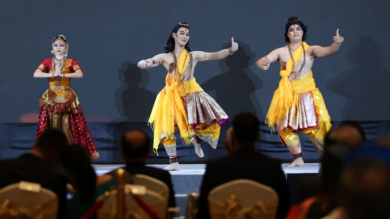 या कार्यक्रमादरम्यान थायलंडमधील विद्यार्थ्यांनी भरतनाट्यम आणि थायलंडच्या पारंपरिक 'खोन' नृत्याचे मिश्रण करून 'रामकियेन' कथेवर आधारित एक विशेष सादरीकरण केले.
