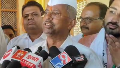 लाडक्या बहिणींनी 2100 रुपये देण्यावरुन महायुतीमधील मंत्र्याचा यू टर्न,  2100 रुपये देऊ, असे म्हटलेच नाही...