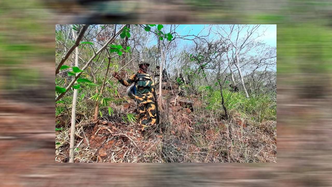 मोठी बातमी ! छत्तीसगड-तेलंगण बॉर्डवर 30 तासांपासून चकमक; तीन नक्षलवाद्यांचा खात्मा