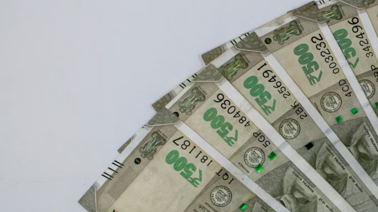 देशात 'एक राज्य एक आरआरबी' योजना लागू : बँकिंग क्षेत्रात मोठा बदल करण्यात आला आहे. उद्यापासून देशातील ११ राज्यांमध्ये 'एक राज्य एक आरआरबी' योजना लागू केली जाणार आहे. या योजनेअंतर्गत, प्रत्येक राज्यातील सर्व प्रादेशिक ग्रामीण बँकांचे एकत्रीकरण करून एक मोठी बँक तयार केली जाणार आहे. महाराष्ट्रासह उत्तर प्रदेश, आंध्र प्रदेश, पश्चिम बंगाल, बिहार, गुजरात, जम्मू आणि काश्मीर, कर्नाटक, मध्य प्रदेश, ओडिशा आणि राजस्थान या राज्यांचा यात समावेश आहे. या बदलामुळे बँकिंग सेवा अधिक सुलभ आणि प्रभावी होण्याची शक्यता आहे.