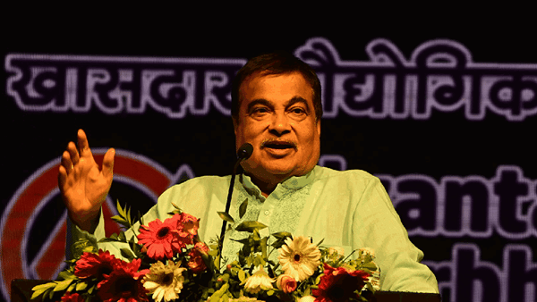 मी ज्या ज्या चुका केल्या, त्याच तुम्ही केल्या; नितीन गडकरी कुणाला पाहून म्हणाले?