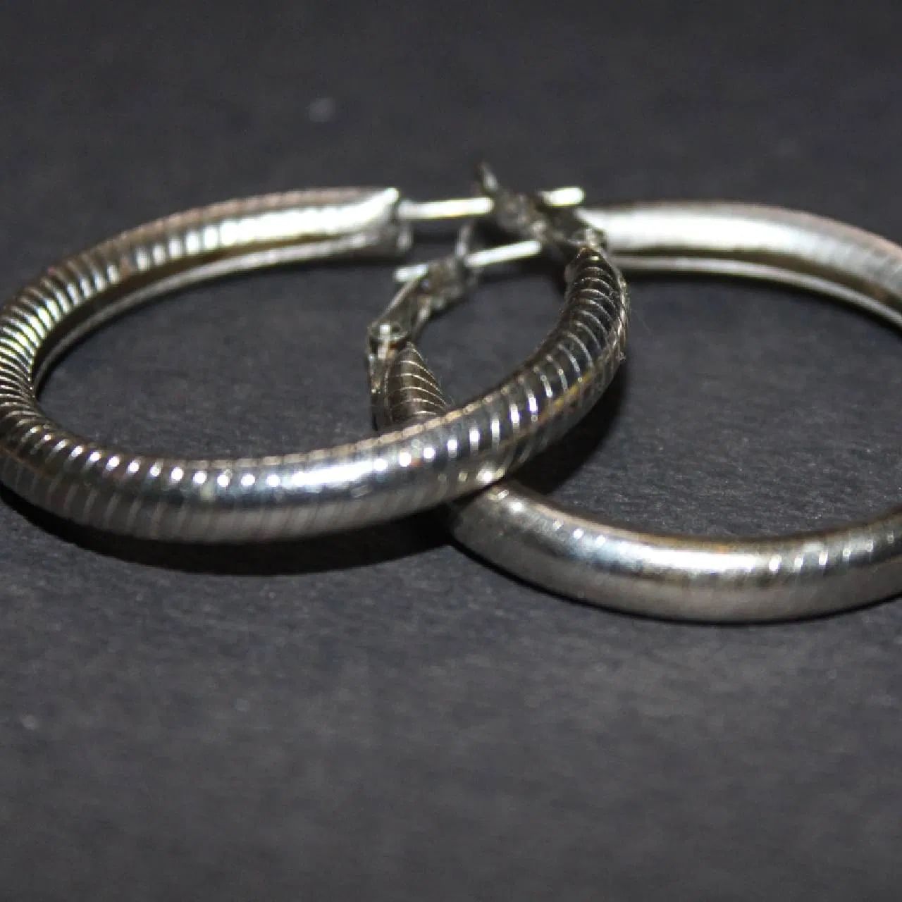 जर तुम्हाला हलक्या वजनाचे कानातले घालायचे असतील तर तुम्ही साधे कानातले वापरून पाहू शकता. जीन्स आणि कुर्तींव्यतिरिक्त, हे सूटसोबतही चांगले दिसतील. याशिवाय, तुम्ही जीन्स आणि टॉपसोबत हूप इअररिंग्ज देखील ट्राय करू शकता. जे स्टायलिश लूकसाठी उत्तम आहेत.