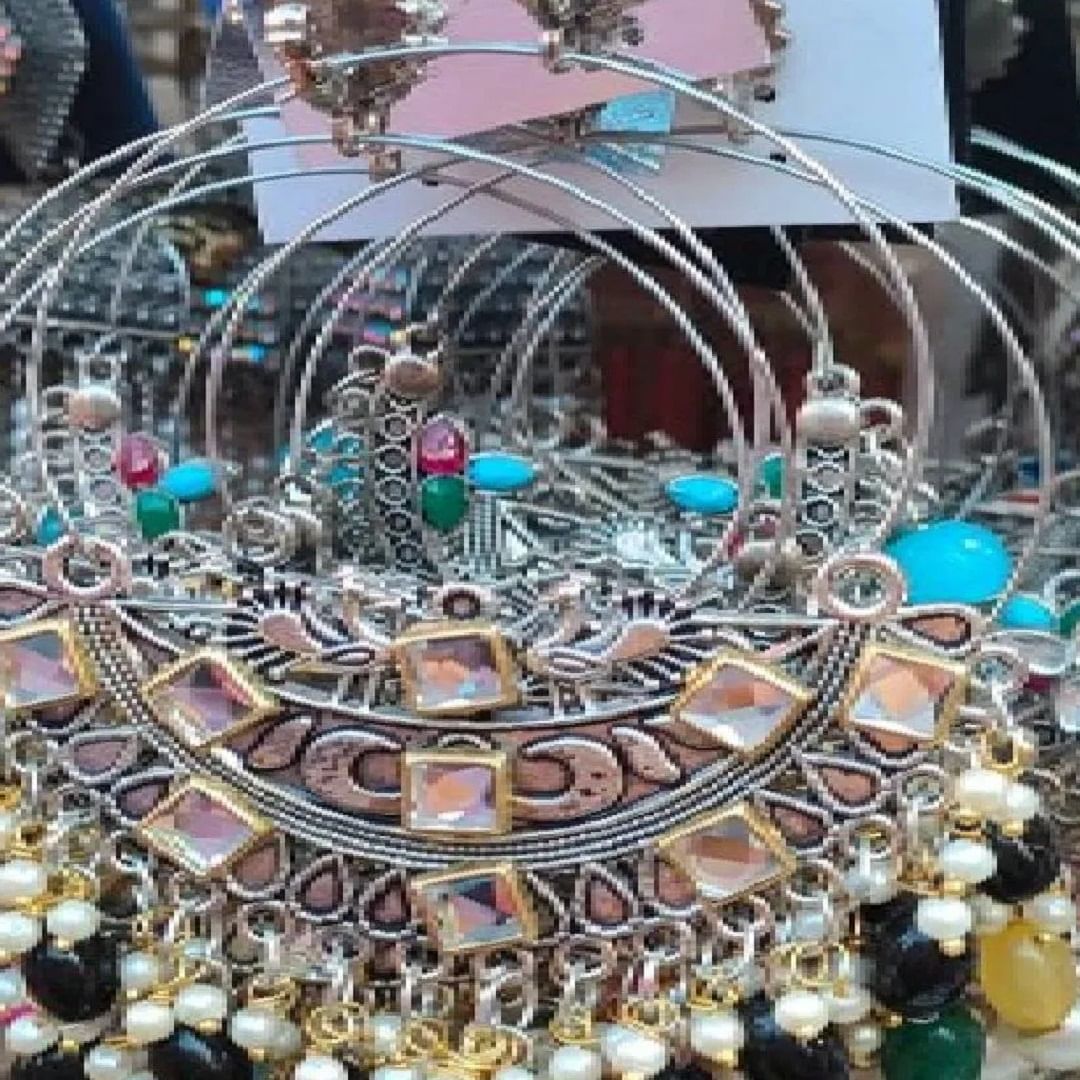 जर तुम्हाला जड कानातले घालायला आवडत असतील तर तुम्ही या डिझाइन घेऊ शकता. चांदबाली कानातल्यांची या डिझाइन्स खूप सुंदर दिसतात. बाजारात तुम्हाला हे अनेक डिझाइन आणि आकारात मिळतील.