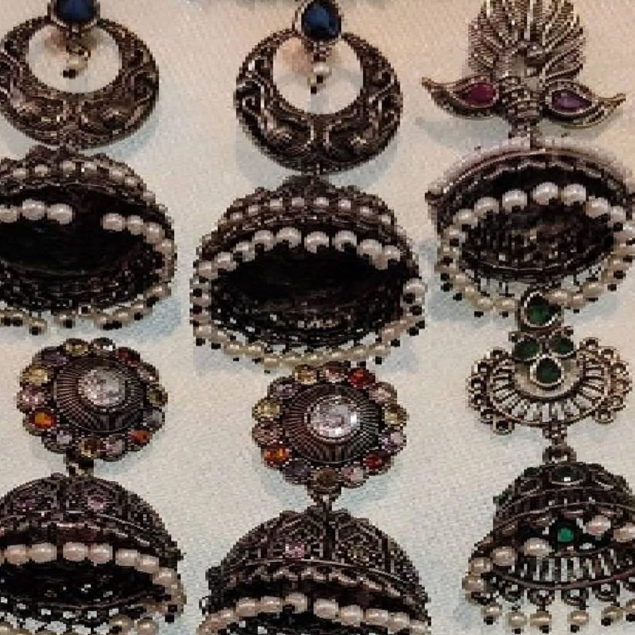 झुमके लहान किंवा लांब कुर्तीसह एक परिपूर्ण लूक देतात. जर तुम्हाला जड कानातले घालायला आवडत नसेल, तर तुम्ही या कानातले डिझाइन देखील निवडू शकता. बाजारात तुम्हाला अशा कानातल्यांच्या अनेक डिझाईन्स मिळतील.