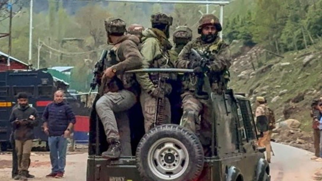 पाकिस्तानने भारतासोबतच्या व्यापारावर बंदी घातली आहे. तसेच वाघा बॉर्डर बंद करण्याचा निर्णय घेतला आहे.